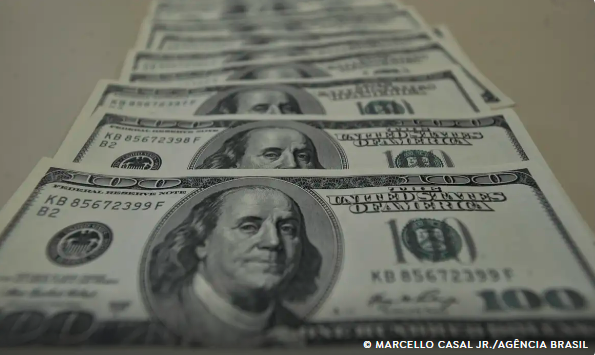 Dólar cai para R$ 5,76 e fecha no menor nível desde novembro