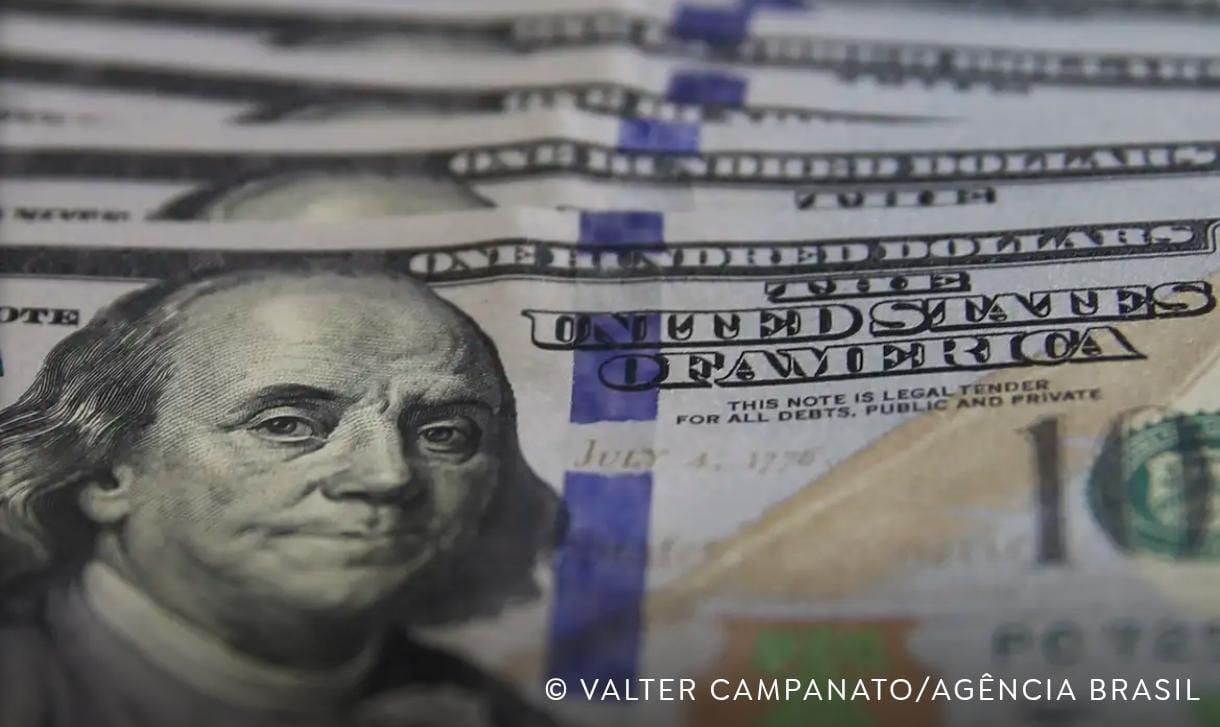 Dólar tem maior queda diária em dois anos e meio e fecha a R$ 5,75