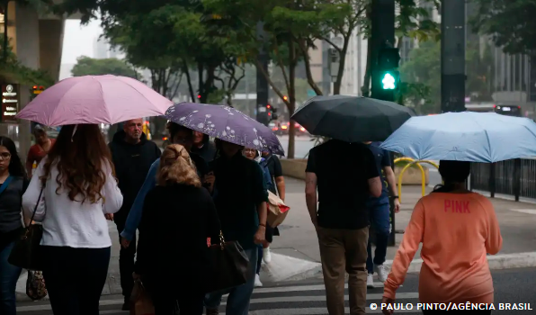 Semana começa com retorno de chuvas intensas e frente fria no Sul